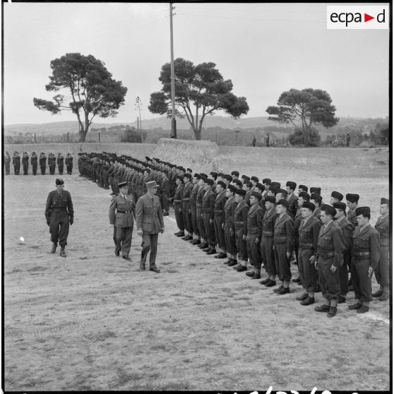 Revue des troupes par les autorités au  camp Basset de Beni Messous.
