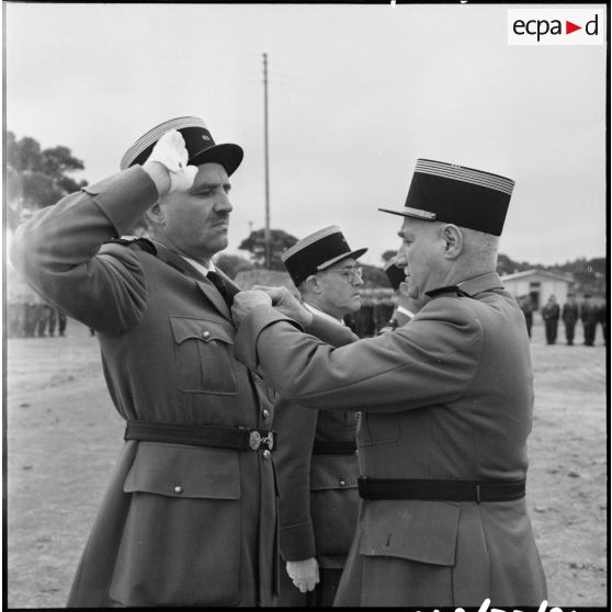 Remise de décoration par le colonel Grollier au camp Basset.