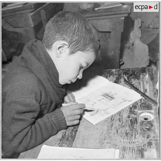 Un enfant dessine à l'écolde Batna.