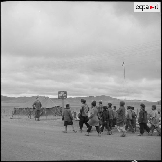 Arrivée des élèves à l'école de Bou Akhal.