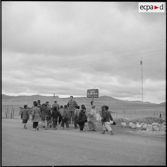 Arrivée des élèves à l'école de Bou Akhal.