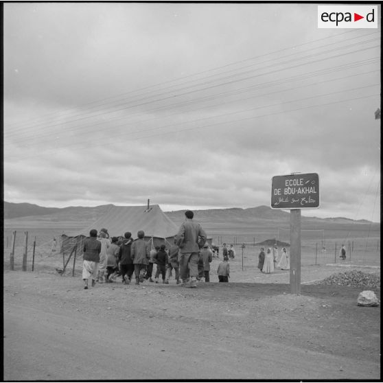 Arrivée des élèves à l'école de Bou Akhal.