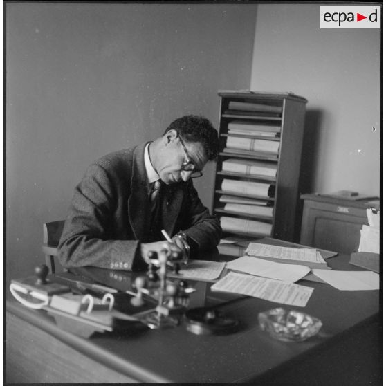 Un employé de la maison du combattant à son bureau, Maison-Carrée.