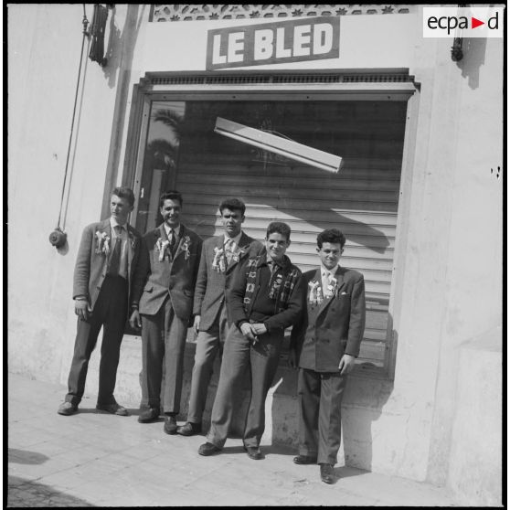 Un groupe de jeunes hommes posant.