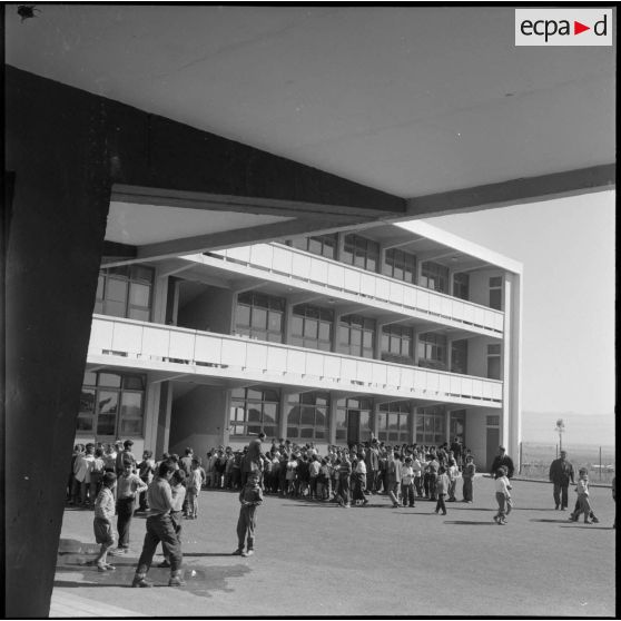 La cour d'une école à Alger.