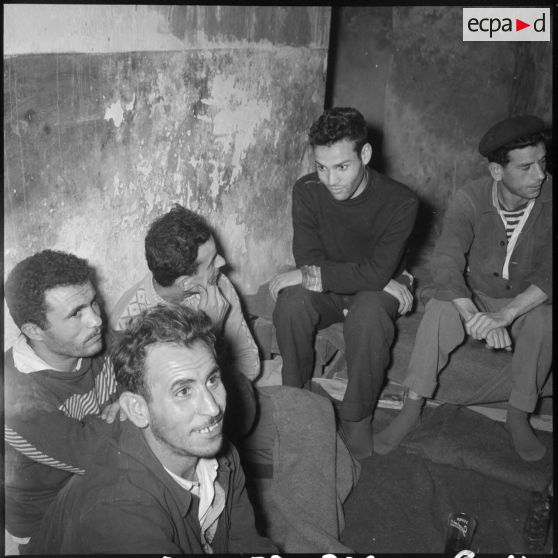 Un groupe de travailleurs algériens.