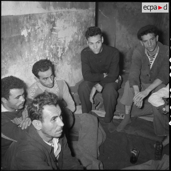 Un groupe de travailleurs algériens.