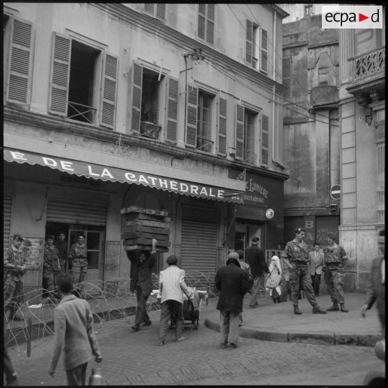 Vie courante du 2e régiment de parachutistes coloniaux (RPC) dans le secteur de la cathédrale à Alger.