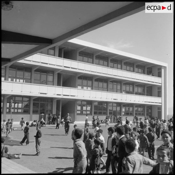 La cour d'une école à Alger.