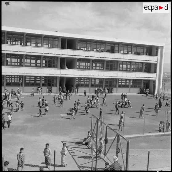 La cour d'une école à Alger.