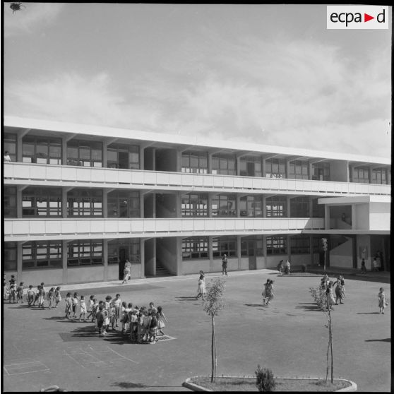La cour d'une école à Alger.