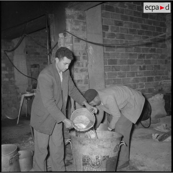 Remplissage d'une lessiveuse.