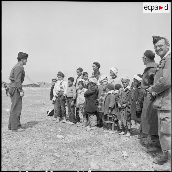 Les enfants de l'école et leur instituteur, Sidi-Chaïb.