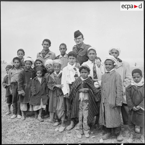 Les enfants de l'école et leur instituteur, Sidi-Chaïb.