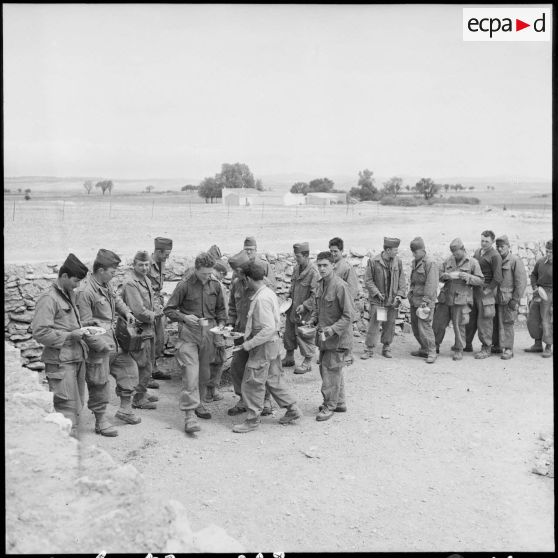 Distribution de soupe au poste de Sidi-Chaïb.