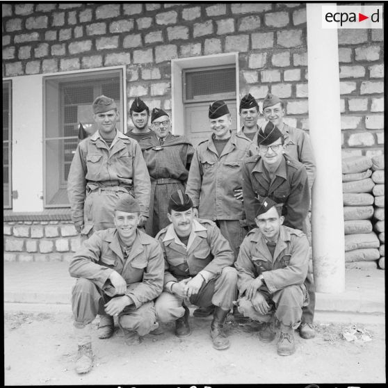 Photographie d'un groupe posant devant l'école de Sidi-Chaïb.