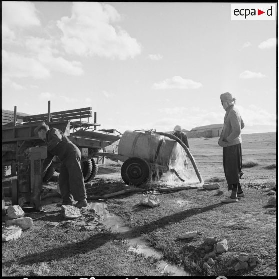 Citerne d'eau tractée par un véhicule Dodge, Sidi-Chaïb.