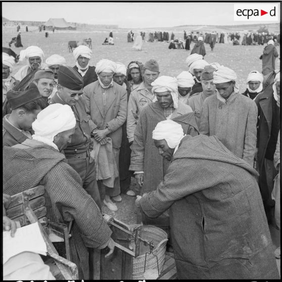 Distribution de blé à Sidi-Chaïb.