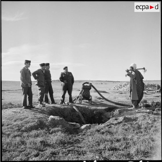 Membres d'une SAS au bord d'un puits, secteur de Sidi-Chaïb.