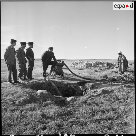 Membres d'une SAS au bord d'un puits, secteur de Sidi-Chaïb.