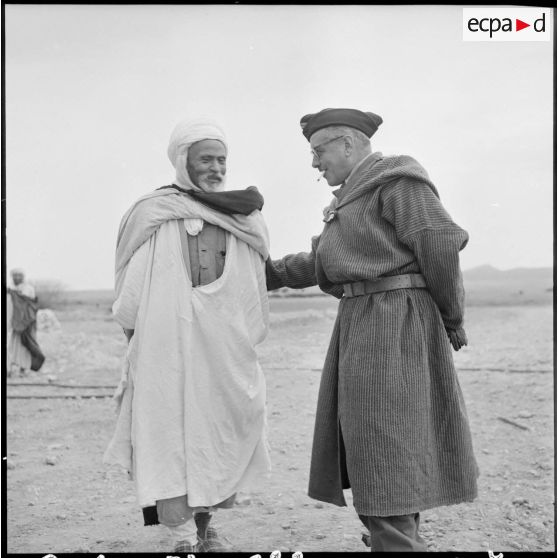 Le commandant Pierret et le caïd du douar de Messoulane.