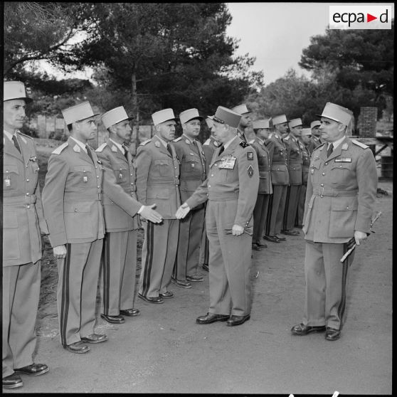 Visite du général Salan au centre d'instruction de l'armée blindée et cavalerie (centre d'instruction de l'arme blindée et cavalerie (CIABC)) au camp du Liban (Fort de l'Eau).
