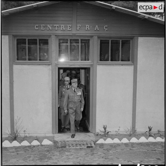 Visite des ateliers techniques du centre d'instruction de l'arme blindée et cavalerie (CIABC) au camp du Lido (Fort de l'Eau).