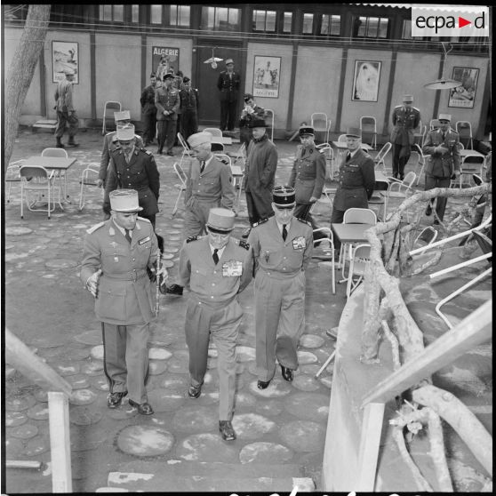 Visite du centre d'instruction de l'arme blindée et cavalerie (CIABC) par le général Salan.