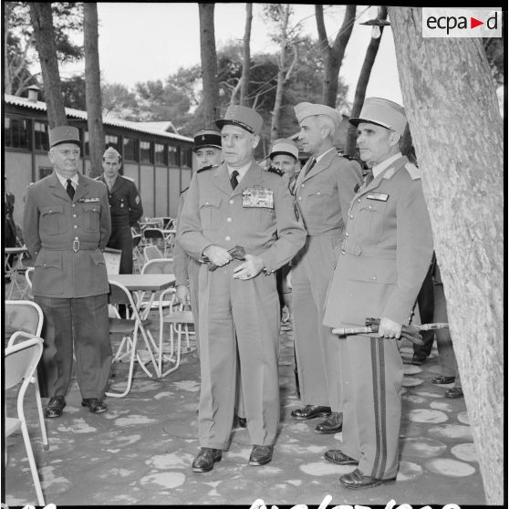 Visite du centre d'instruction de l'arme blindée et cavalerie (CIABC) par le général Salan.