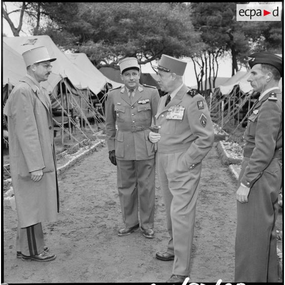 Visite du général Salan au centre d'instruction des unités de tirailleurs sénégalais (CIUTS) au camp du Lido.