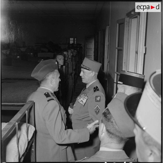 Visite du général Salan au centre d'intstruction des unités de tirailleurs sénégalais (CIUTS) au camp du Lido.