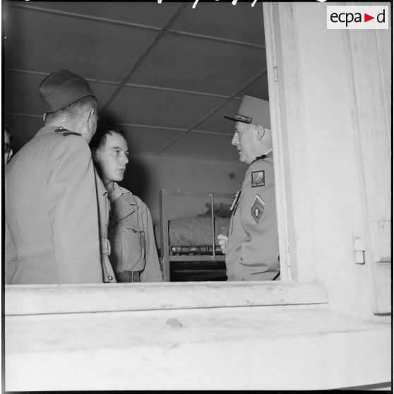 Visite du général Salan au centre d'intstruction des unités de tirailleurs sénégalais (CIUTS) au camp du Lido.
