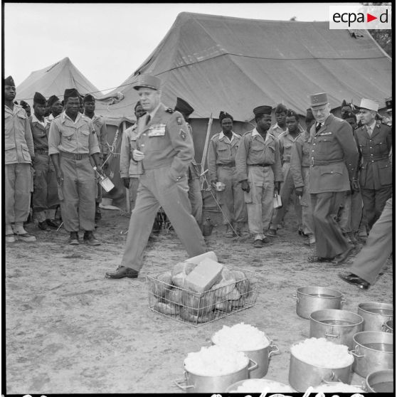 Visite du général Salan au centre d'intstruction des unités de tirailleurs sénégalais (CIUTS) au camp du Lido.