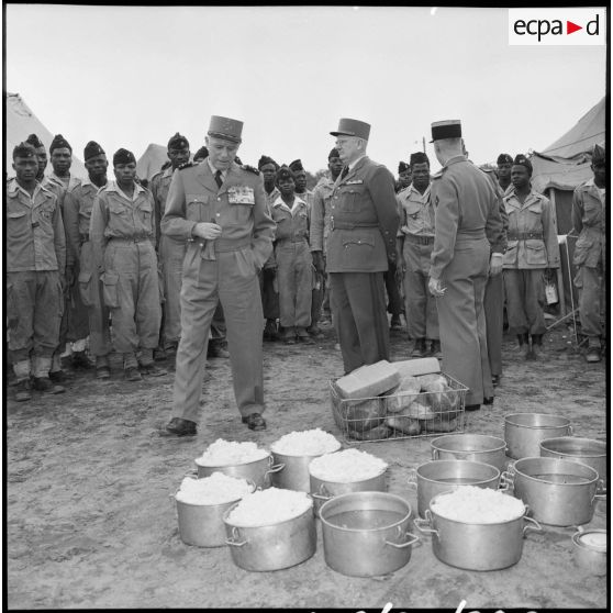 Visite du général Salan au centre d'intstruction des unités de tirailleurs sénégalais (CIUTS) au camp du Lido.