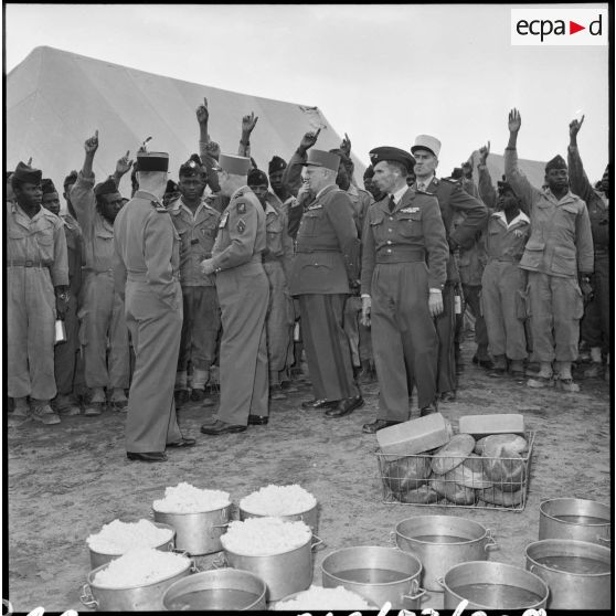 Visite du général Salan au centre d'instruction des unités de tirailleurs sénégalais (CIUTS) au camp du Lido.