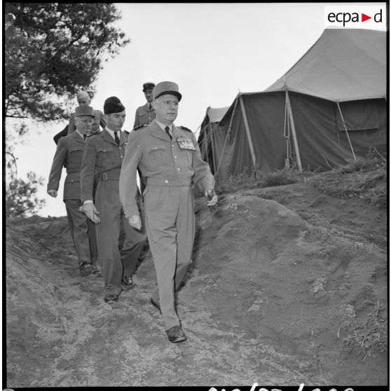 Visite du général Salan au centre d'instruction des unités de tirailleurs sénégalais (CIUTS) au camp du Lido.
