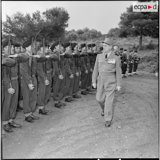 Arrivée du général Salan au camp du Lido à Fort de l'Eau.