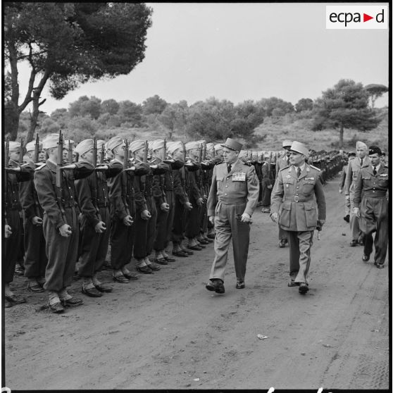 Arrivée du général Salan au camp du Lido à Fort de l'Eau.