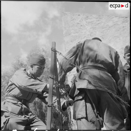 Pose de fil de fer barbelé par la 2e batterie dy 4e régiment d'artillerie à Masacara.