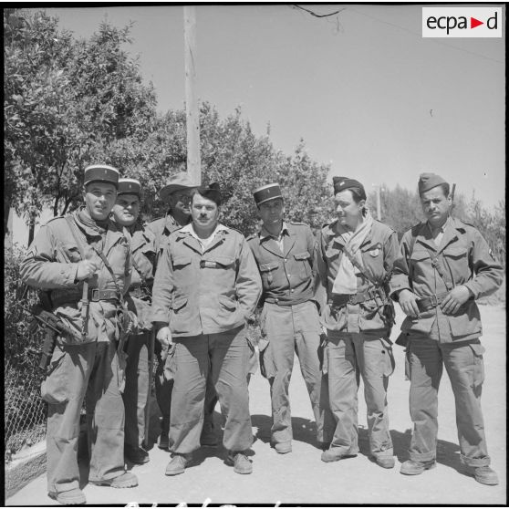 Un groupe de gendarmes, Mascara.