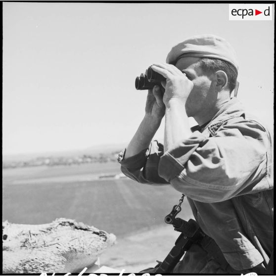 Observation à la jumelle, Mascara.