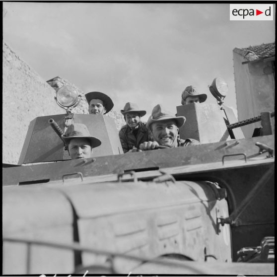 Groupe de combat à bord d'un véhicule, région de Mascara.