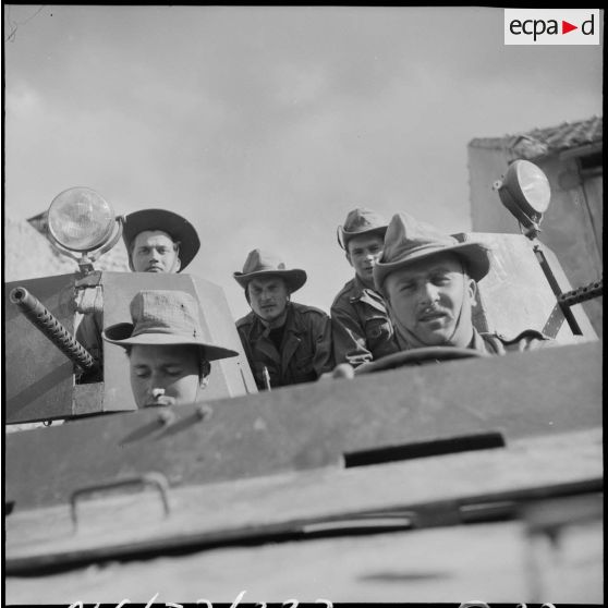 Groupe de combat à bord d'un véhicule, région de Mascara.