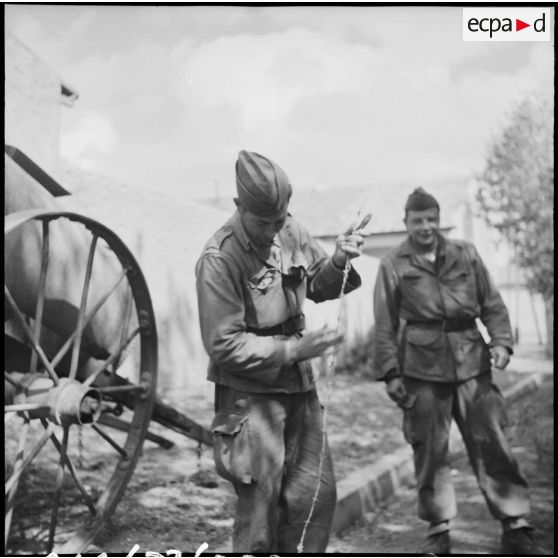 Pose de fil de fer barbelé par la 2e batterie dy 4e régiment d'artillerie à Masacara.