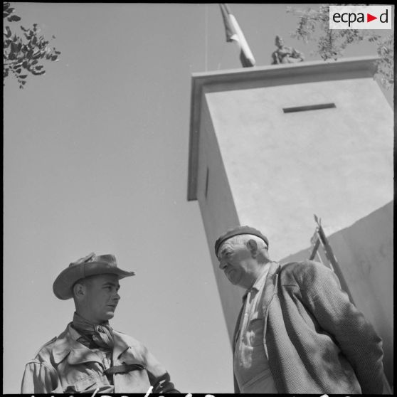 Un militaire s'entretient avec un villageois de Mascara.