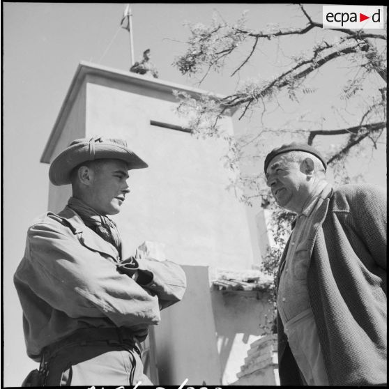 Un militaire s'entretient avec un villageois de Mascara.