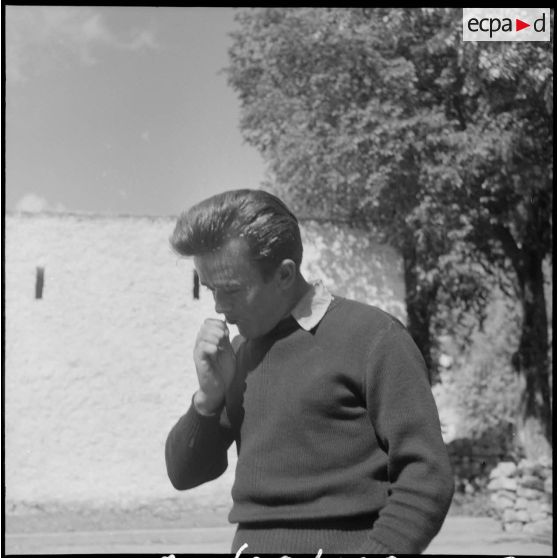 Portrait d'un homme se brossant les dents.