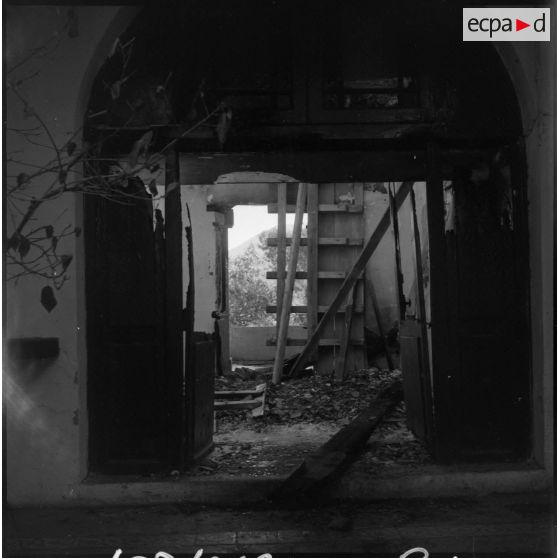 Les dégâts occasionnés par l'incendie de la ferme Sidgès, dite "ferme des Anglais".