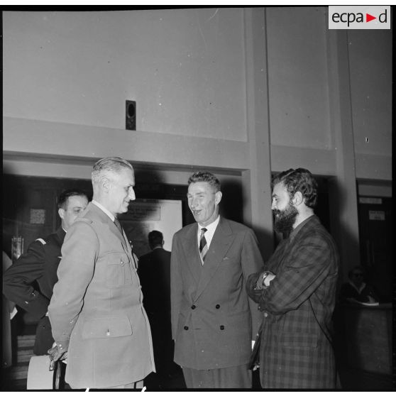 Le général Quenard visite l'exposition consacrée aux peintures préhistoriques de Tassili  à la salle Bordes d'Alger.