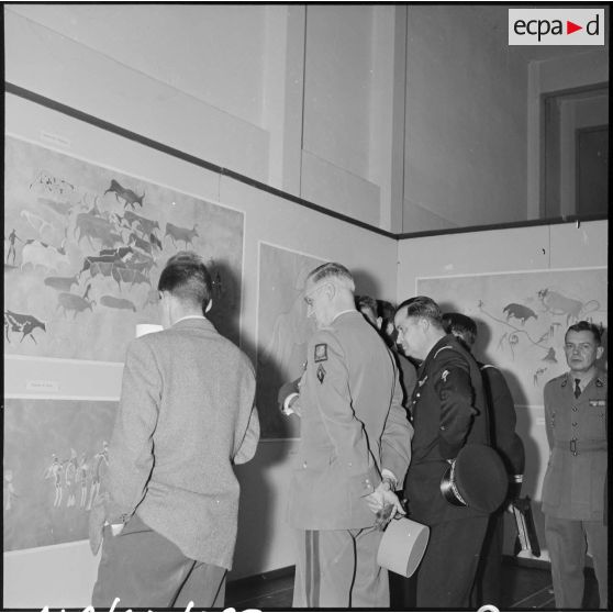Le général Quenard visite l'exposition consacrée aux peintures préhistoriques de Tassili  à la salle Bordes d'Alger.